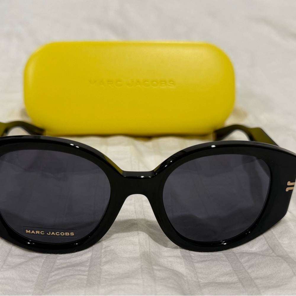 Marc Jacobs Black Sunglasses with Yellow Case - Picture 4 of 4